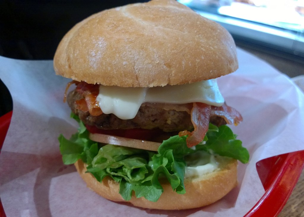 Australia and New Zealand Food Guide: Aussie burger