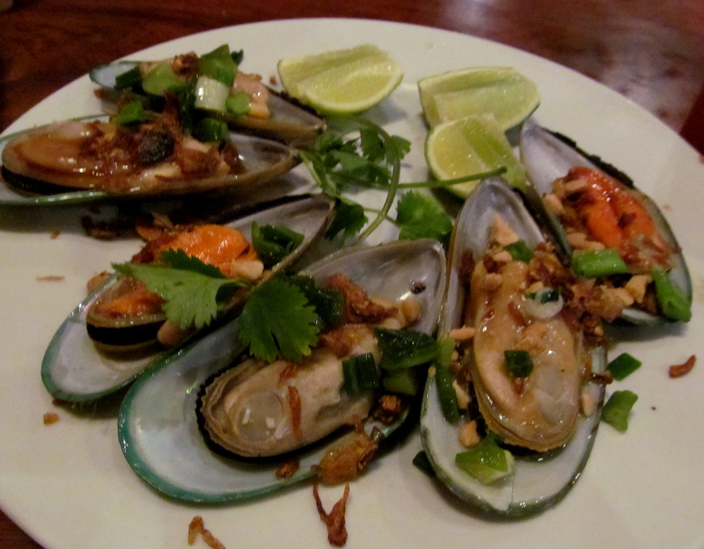 Australia and New Zealand Food Guide: Broiled Green Mussels